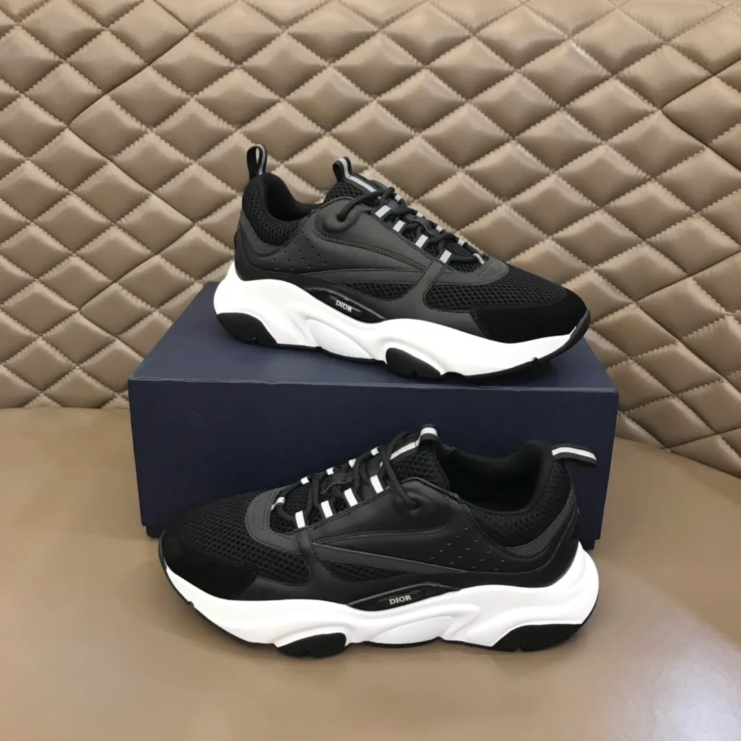 Factory price: 480💰 ◾️▫️Dior D®️ x 🆕 (high version) B22 men's jogging fashion sneakers, this single product draws inspiration from retro jogging shoes. It adopts a thick low-top design, with an upper made of black cow leather and mesh fabric, and a black and white engraved rubber sole. Black mesh fabric tongue and heel counters complement black laces, with an embossed "Di~r" logo embellishment on the side. These sneakers can be mixed and matched with a classic suit for a sporty chic look! Size: 39-45 (38, 46 can be customized)